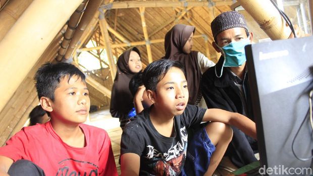 Sekolah Berbayar Sampah di Pinggiran Sungai Citarum