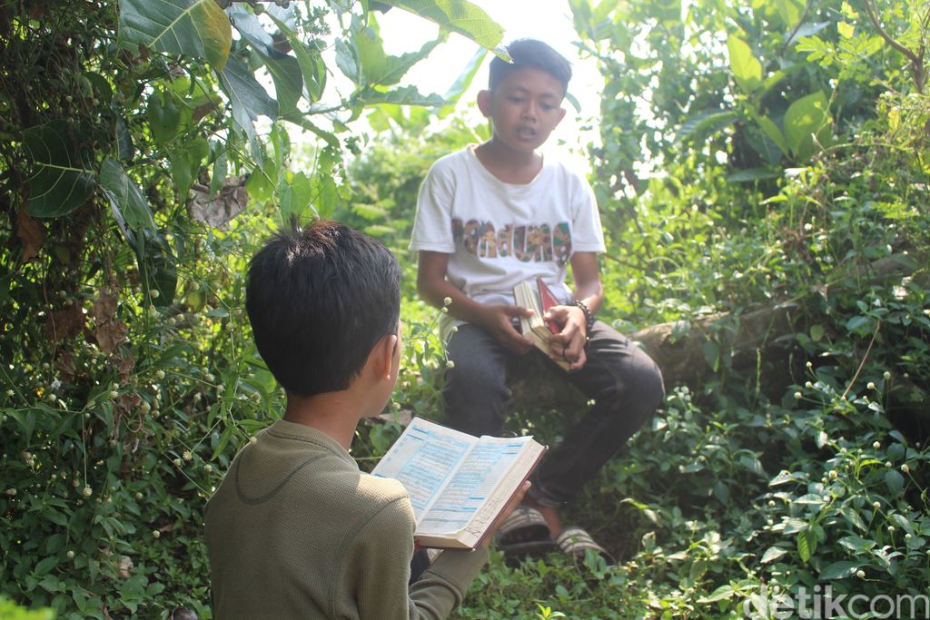 Sekolah Berbayar Sampah di Pinggiran Sungai Citarum