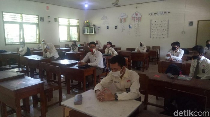Di hari keenam sekolah tatap muka, tingkat kehadiran siswa meningkat hingga memenuhi kuota. Sebab, orang tua siswa makin percaya bahwa sekolah menerapkan protokol kesehatan dengan ketat.