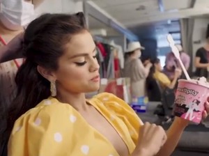 Selena Gomez Bikin Es Krim Baru Untuk Rayakan Kolaborasi dengan Blackpink