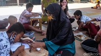 Mereka tampak didampingi orang tuanya.
