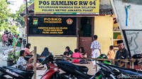 Para siswa memilih belajar di kolong rel karena terdapat modem paket internet WiFi gratis.