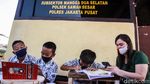 Foto Semangat Belajar Daring di Kolong Rel Kereta Api