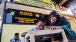 Foto Semangat Belajar Daring di Kolong Rel Kereta Api