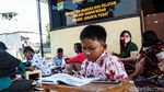 Foto Semangat Belajar Daring di Kolong Rel Kereta Api