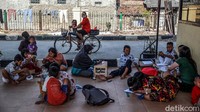 Begini suasana proses belajar jarak jauh di kolong rel kereta api Mangga Besar.