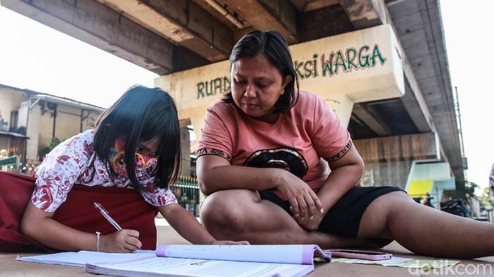 Semangat Belajar Daring di Kolong Rel Kereta Api Mangga Besar Para siswa belajar online di kolong rel kereta api Mangga Besar, Jakarta. Para siswa memilih belajar di kolong rel karena terdapat akses WiFi gratis.