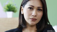 Menurut Tata Janeeta, lirik dari lagu itu menggambarkan dirinya yang selalu memaafkan meski telah dikhianati. Foto: Asep Syaifullah/detikHOT
