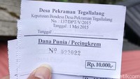 Tiap wisatawan yang berhenti di Tegallalang Rice Terrace harus membayar tiket seharga Rp 10.000. Kami tidak dikenakan karcis parkir (Foto: Ahmad Masaul Khoiri/detikcom)