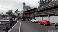 Titik Tegallalang Rice Terrace yang kami kunjungi ada di pinggir jalan raya persis. Ada banyak bangunan kafe atau restoran di sekitarnya (Foto: Ahmad Masaul Khoiri/detikcom)