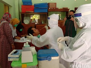 Jelang KBM Tatap Muka, Guru-Siswa di Pangandaran Jalani Tes Swab