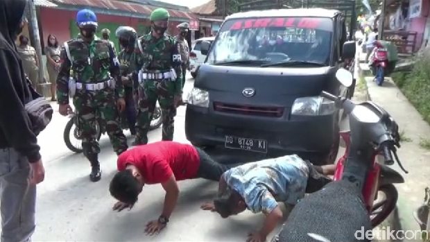 TNI-Polri merazia warga Mamasa, Sulbar, yang tak patuh protokol kesehatan (Abdy Febriady/detikcom)