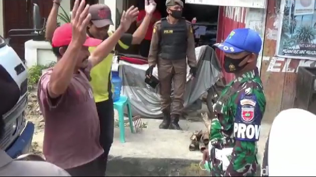 TNI-Polri merazia warga Mamasa, Sulbar, yang tak patuh protokol kesehatan (Abdy Febriady/detikcom)