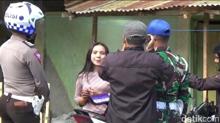 TNI-Polri merazia warga Mamasa, Sulbar, yang tak patuh protokol kesehatan (Abdy Febriady/detikcom)