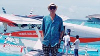Di tengah kesibukannya di Maldives, alm Barli berfoto sejenak di depan pesawat amfibi, tepatnya di St Regis Maldives Vommuli Resort. (Barli Asmara/Instagram)