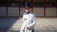 Untuk mengenal budaya Korsel lebih dalam, alm Barli menyewa han bok dan berkeliling di Gyeonngbokgung Palace. (Barli Asmara/Instagram)