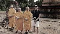 Alm Barli juga main ke Candi Muaro Jambi dan bertemu dengan para biksu di sana. (Barli Asmara/Instagram)