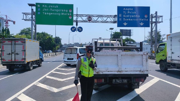 Truk Seruduk Mobil di KM 12  Tol Tomang, Pagar Pembatas Ringsek