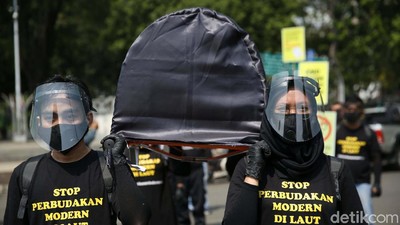 Usung Keranda Mayat, Aktivis Minta RPP Perlindungan ABK Disahkan