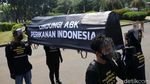 Usung Keranda Mayat, Aktivis Minta RPP Perlindungan ABK Disahkan