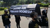 Nisan dan keranda mayat ini menggambarkan tidak adanya perlindungan bagi para ABK Indonesia selama RPP Perlindungan ABK Indonesia belum disahkan.