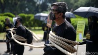 Mereka juga melakukan aksi teaterikal dengan mengikat diri memakai tambang.