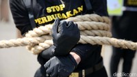 Aksi ikat diri ini sebagai protes atas perbudakan.