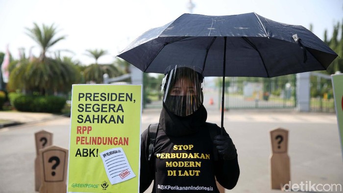 Serikat Buruh Migran Indonesia (SBMI) dan Greenpeace Indonesia gelar aksi menuntut pengesahan RPP Perlindungan ABK Indonesia. Mereka membawa replika keranda mayat.
