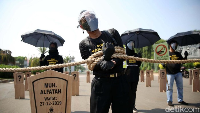 Serikat Buruh Migran Indonesia (SBMI) dan Greenpeace Indonesia gelar aksi menuntut pengesahan RPP Perlindungan ABK Indonesia. Mereka membawa replika keranda mayat.