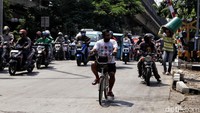 Usulan itu pun menuai kontroversi di masyarakat. Pasalnya secara aturan, jalan tol dibangun untuk kendaraan roda empat atau lebih. Hal itu juga ditegaskan oleh pengamat tranportasi Djoko Setijowarno. Peraturan kendaraan bermotor roda empat atau lebih yang boleh melintas di jalan tol itu tertuang dalam Peraturan Pemerintah Republik Indonesia Nomor 15 Tahun 2005 Tentang Jalan Tol.