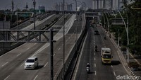 Hari Minggu pun sebenarnya bukan waktu yang aman pula bagi pesepeda di jalan yang tidak dikhususkan untuk sepeda saja. Di jalan tol, ketika volume kendaraan relatif kecil, mobil-mobil biasanya melaju dengan batas kecepatan maksimal atau bahkan lebih.