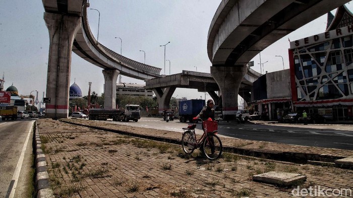 Surat permintaan Gubernur DKI Jakarta pada Menteri PUPR agar satu ruas jalan tol bisa dilalui untuk jalur sepeda menuai kontroversi. Seperti apa risikonya?