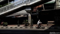 Pengamat Transportasi Universitas Soegijapranata, Djoko Setijowarno turut buka suara terkait wacana sepeda masuk jalan tol tersebut. Secara hukum jelas, jalan tol dibangun dan dirancang khusus untuk kendaraan roda 4 ke atas. Faktor keselamatan pun penting menjadi perhatian utama. Mengingat, kendaraan lewat jalan tol minimal kecepatannya 60 km per jam.