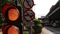 Gubernur DKI Jakarta Anies Baswedan ramai diperbincangkan oleh masyarakat atas usulannya pada Menteri Pekerjaan Umum dan Perumahan Rakyat (PUPR) Basuki Hadimuljono agar dibukakan satu ruas jalan tol untuk jalur khusus sepeda.