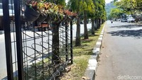 Pantauan ada 12 blok terpasang tanaman masing masing blok berisi 45 pot sehingga bila dijumlahkan seluruhnya ada sebanyak 540 pot. Pot yang masih ada dan utuh ada 315 pot sedangkan Pot yang hilang menvapai 225 pot. Selain yang menggantung, terdapat juga puluhan pot besar di pinggir trotoar yang tidak ada tanaman hias dan sebagian terlihat terbalik.