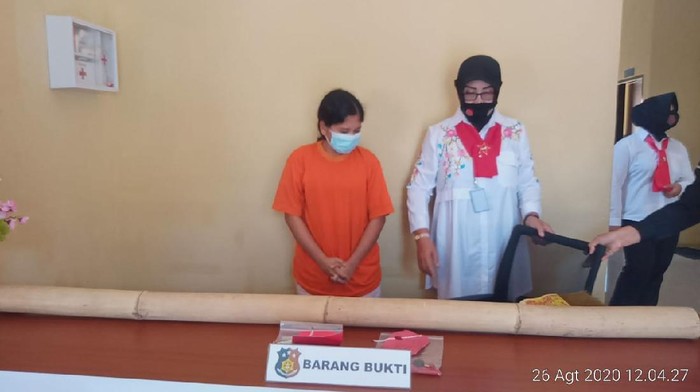 Wanita inisial MS (baju tahanan) dihadirkan dalam rilis kasus di Polresta Mataram, Rabu (26/8/2020)