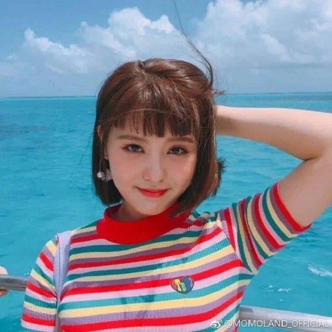 Sebelumnya pelantun Bboom Bboom tersebut juga lebih sering mengenakan busana yang berkesan imut. Foto: Internet