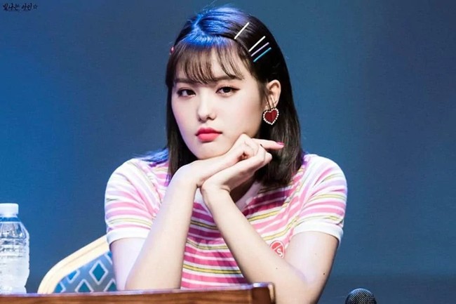 Banyak penggemar tidak mengenali penampilan baru Ahin MOMOLAND belakangan. Dulu ia dikenal dengan gaya rambut bob berponi dan hampir selalu berwarna gelap. Foto: Internet