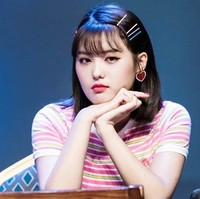 Banyak penggemar tidak mengenali penampilan baru Ahin MOMOLAND belakangan. Dulu ia dikenal dengan gaya rambut bob berponi dan hampir selalu berwarna gelap. Foto: Internet