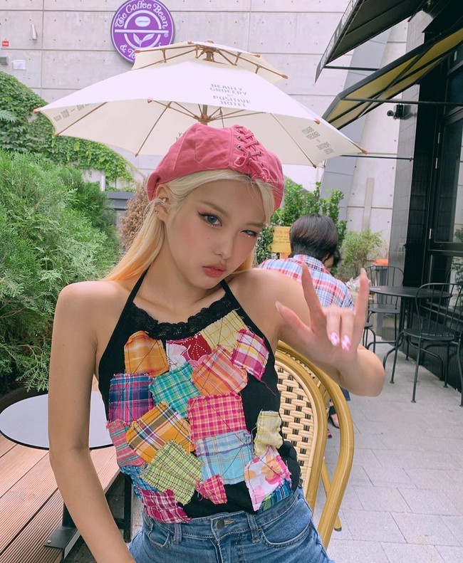 Tak cuma itu, Ahin juga sepertinya berusaha keras untuk menjaga bentuk tubuh. Sekarang ia tampak lebih kurus dan pipinya jadi tirus yang membuatnya sangat berubah. Foto: Instagram @heyitsahin_