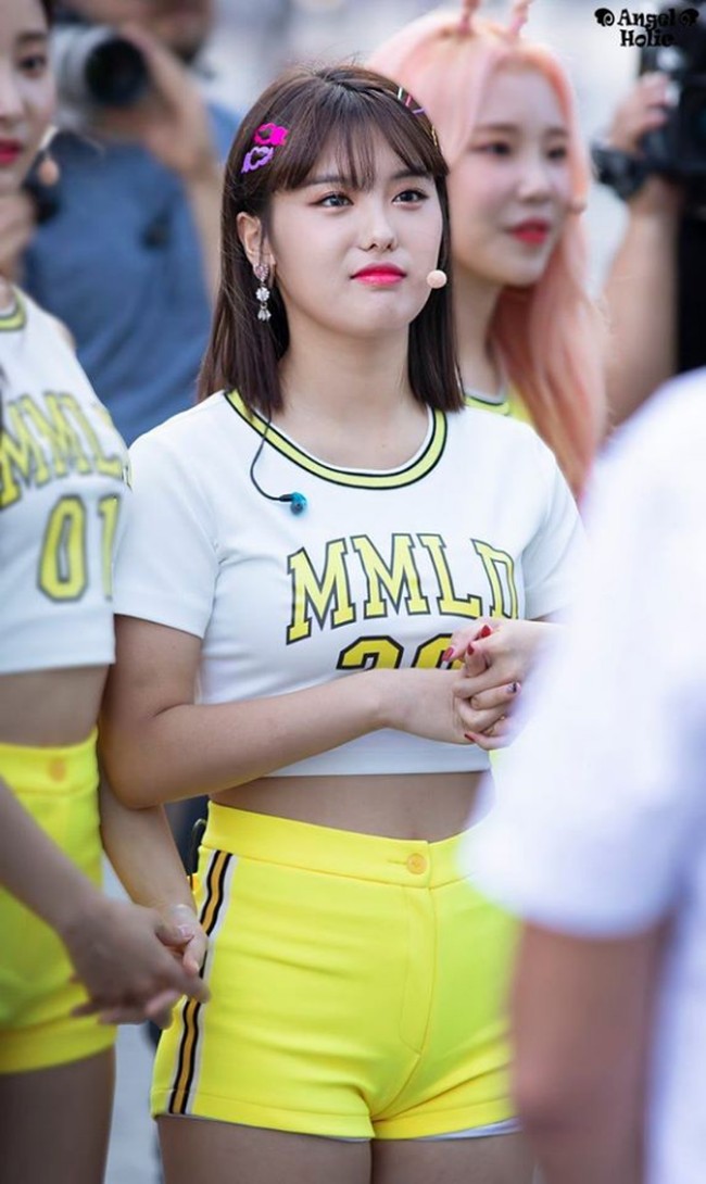 Idol KPop sering mengubah penampilan dengan mengganti gaya dan warna rambut hingga gaya berbusana. Tapi perubahan tampilan Ahin MOMOLAND bikin pangling karena ia mengubah rambut sekaligus lebih kurus. Foto: Internet