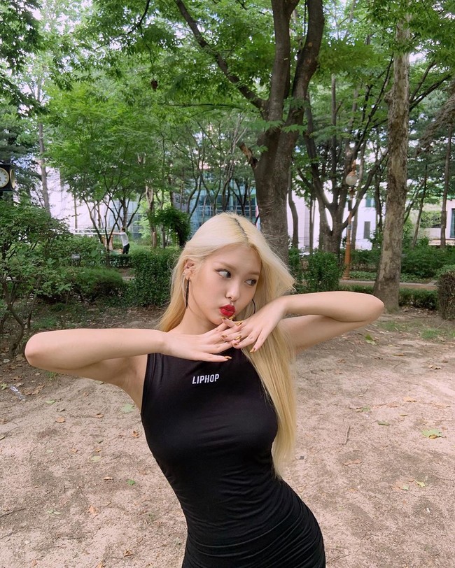 Namun kini ia terlihat lebih fierce dengan penampilan baru. Banyak fans pangling dengan Ahin yang berubah drastis setelah mengecat rambut menjadi pirang. Foto: Instagram @heyitsahin_