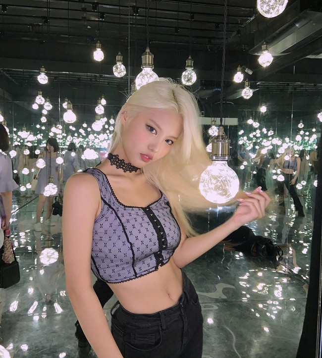 Tak jarang ia juga mengenakan crop top yang mengekspos perut rata. Bagaimana menurut kamu mengenai penampilan baru Ahin? Foto: Instagram @heyitsahin_