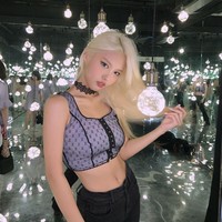 Tak jarang ia juga mengenakan crop top yang mengekspos perut rata. Bagaimana menurut kamu mengenai penampilan baru Ahin? Foto: Instagram @heyitsahin_