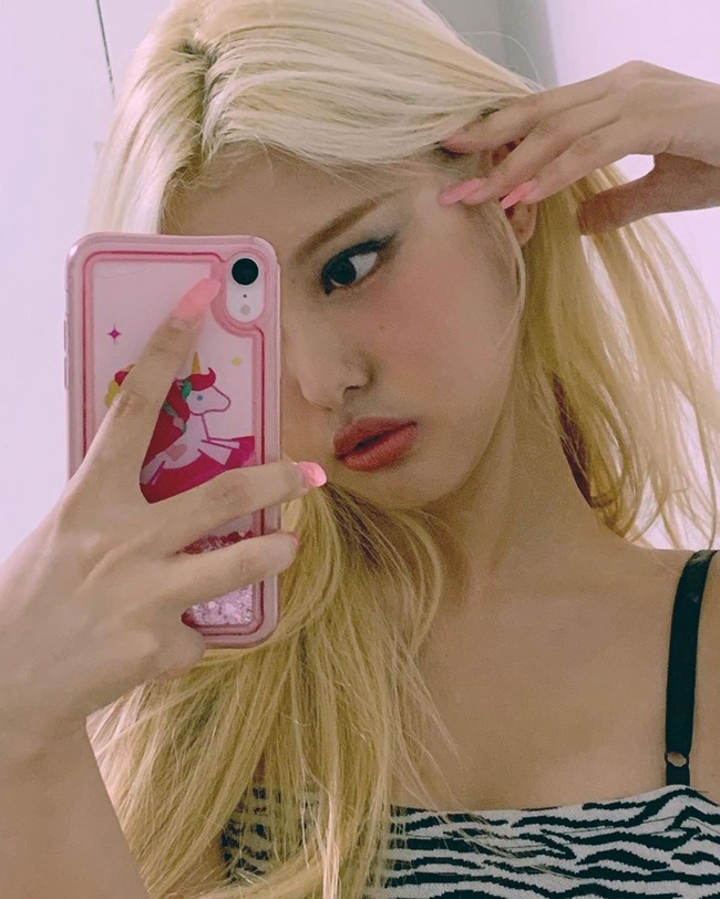 Dalam Momoland sendiri Ahin dipercaya sebagai lead vocalist. Suara merdunya pun pernah mengisi soundtrack drama Korea Cross. Tak heran jika Ahin hanya butuh waktu dua bulan sebelum akhirnya debut dalam girl group yang digawangi Nancy Momoland itu. Foto: Instagram @heyitsahin_