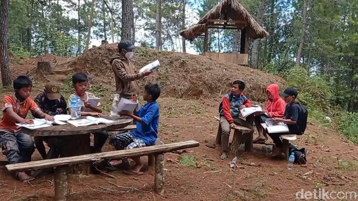 Andarias, guru SDN 005 Rantebuda, Mamasa, Sulbar dan para siswanya belajar di alam terbuka.