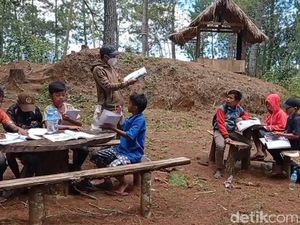Siswa Tak Punya HP, Guru di Sulbar Ajak Belajar di Alam Terbuka