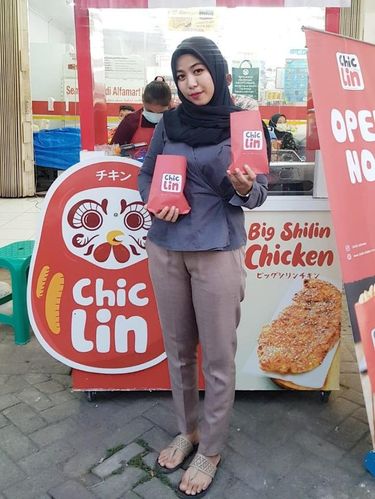 Andita yang bantir setir jadi penjual makanan ringan
