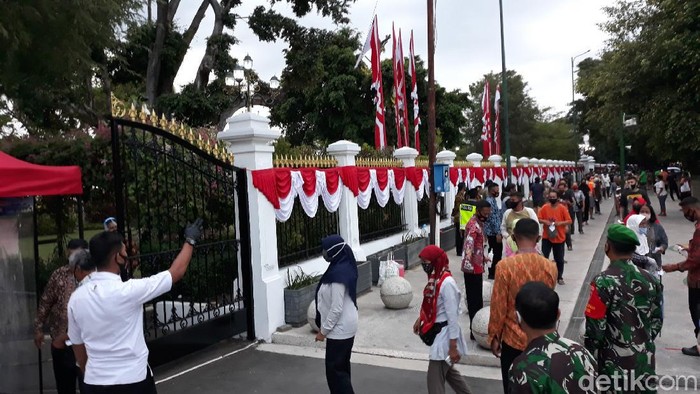 Antrean pembagian sembako Jokowi di depan Gedung Agung, Jumat (28/8/2020)
