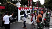 Mereka membentuk dua barisan, dan mengantre hingga gerbang sebelah selatan Gedung Agung, tepatnya yang berada di dekat simpang 4 Titik Nol Kilometer Yogyakarta.